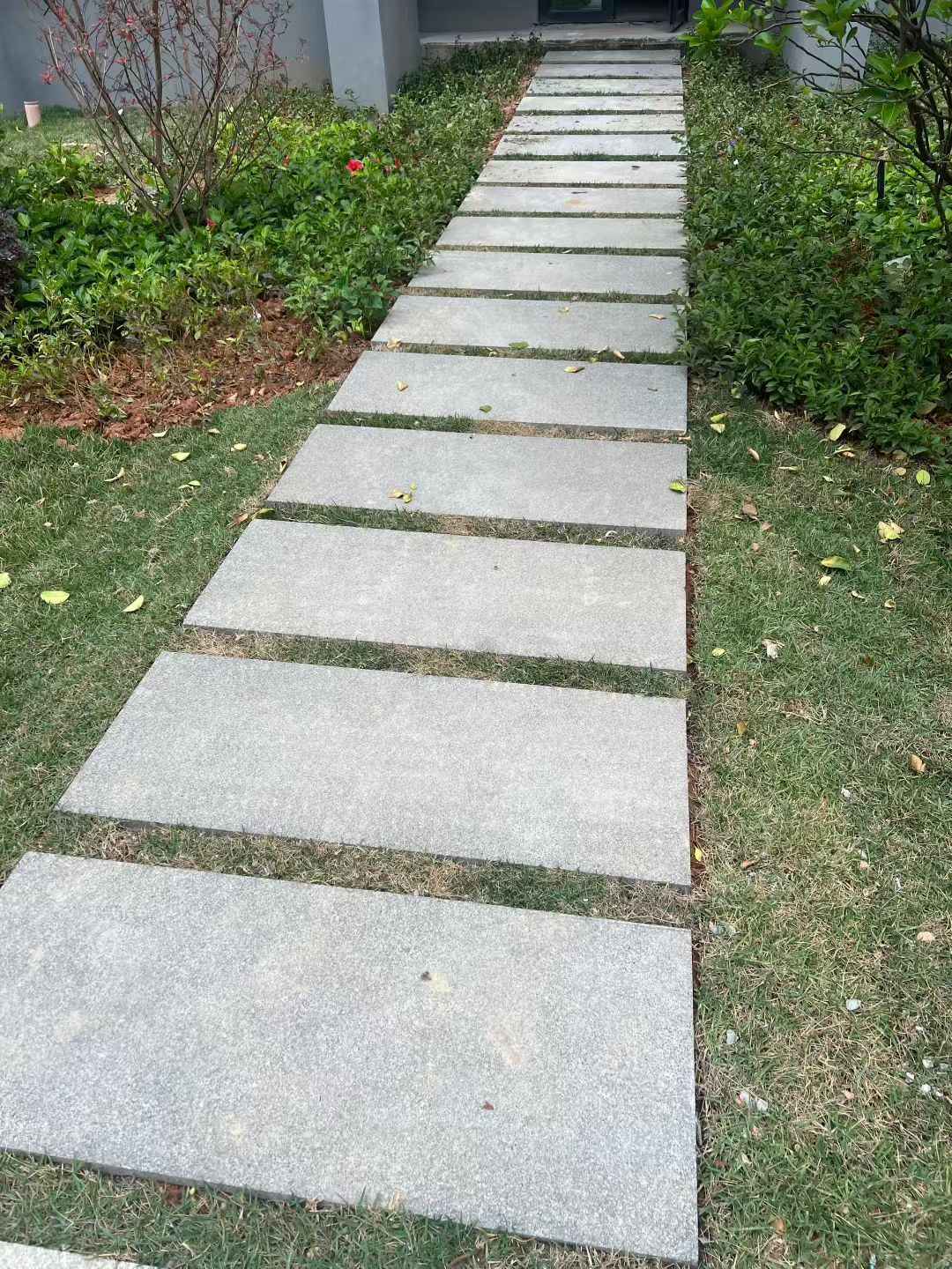 湖北 芝麻黑小区踏步、汀步石铺装效果