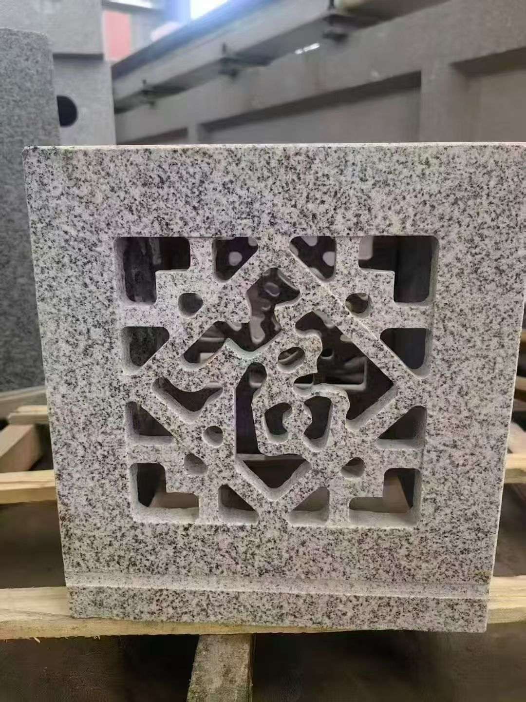 湖北 芝麻白花岗岩镂空雕花灯笼